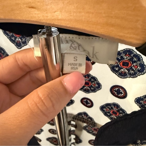 Olive & Oak | White and Blue Patterned Sleeveless Blouse Small - Picture 3 of 5